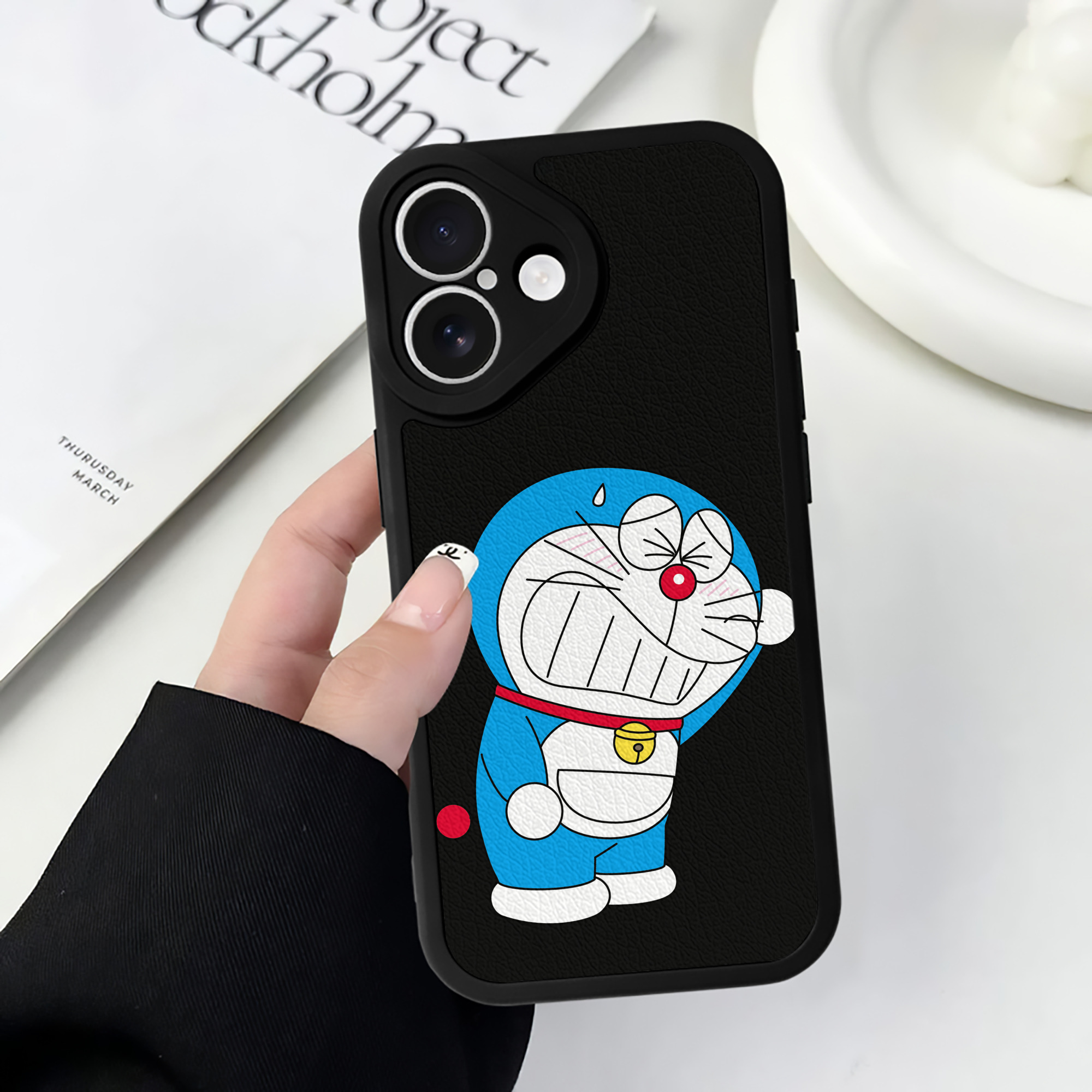 （画像用） ドラえもん Doraemon 【iPhone 16シリーズ対応】シリコンスマホケース（レザー調） 材質：シリコン
